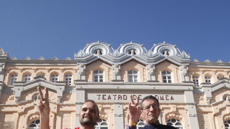 El murcianista Fernando García y el socio del UCAM Francisco Cárceles, en los aledaños del teatro Romea.