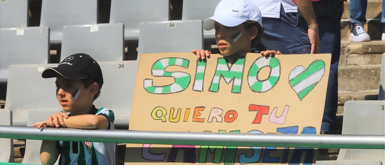 Dos niños en la grada de El Arcángel en el último partido liguero del Córdoba CF en su estadio.