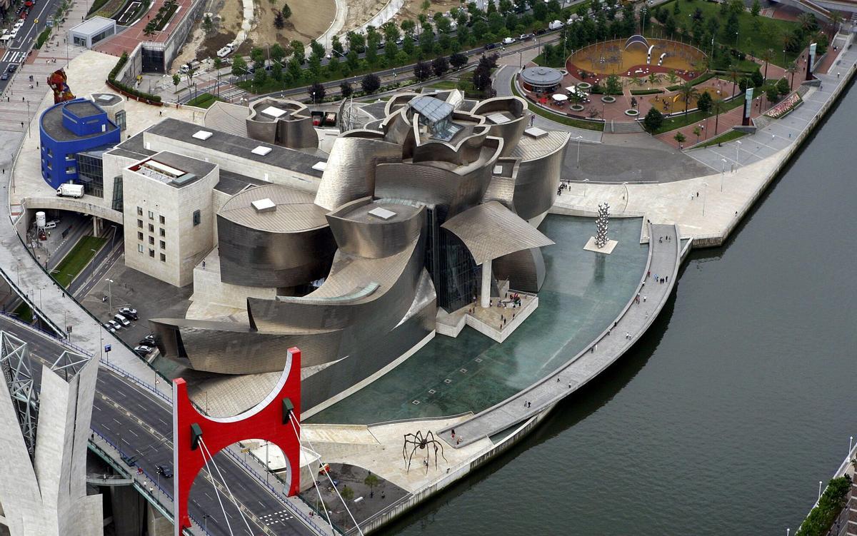 FOTO ARCHIVO. Fotografía a vista de pájaro del Museo Guggenheim de Bilbao, junto a la ría de Bilbao. EFE/LUIS TEJIDO,