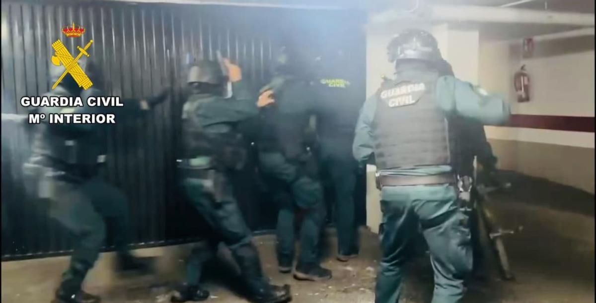 Guardias civiles acceden a una de las dependencias de la organización