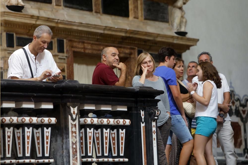 Instante de las visitas guiadas a San Miguel de los Reyes en el día del Pilar.