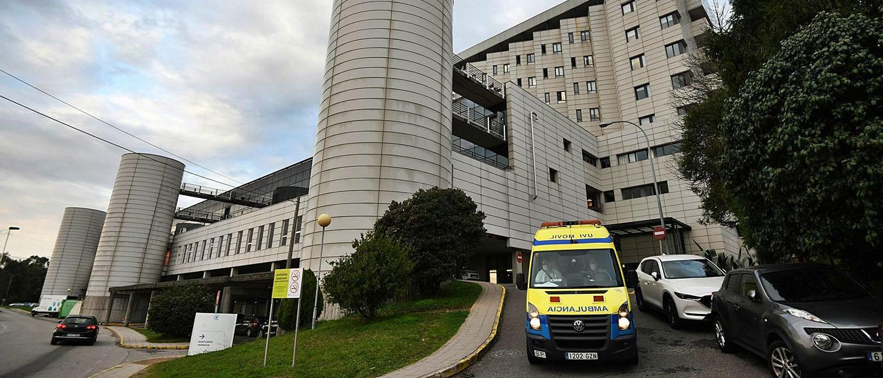 Una ambulancia abandona el Hospital Montecelo. |   // GUSTAVO SANTOS