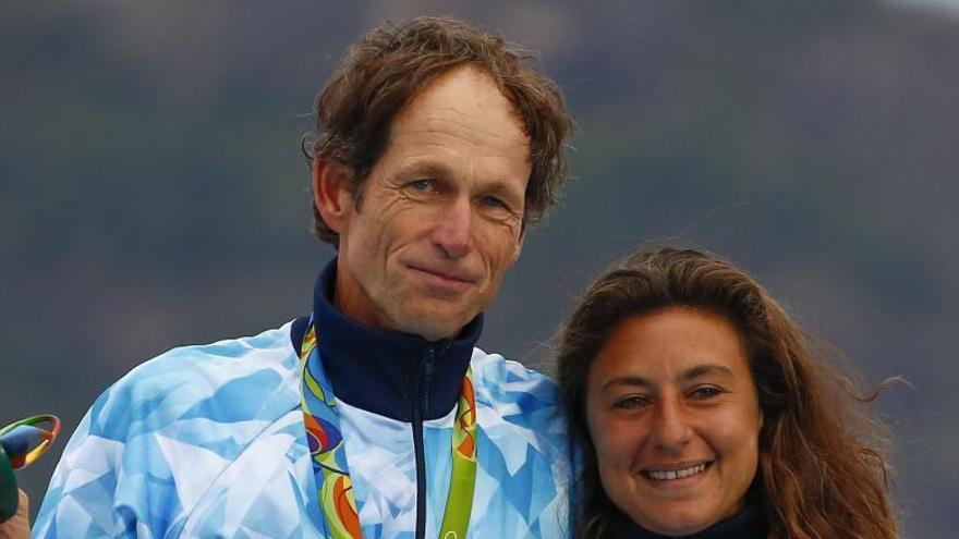 Lange con el oro junto a su compañera Cecilia Carranza.