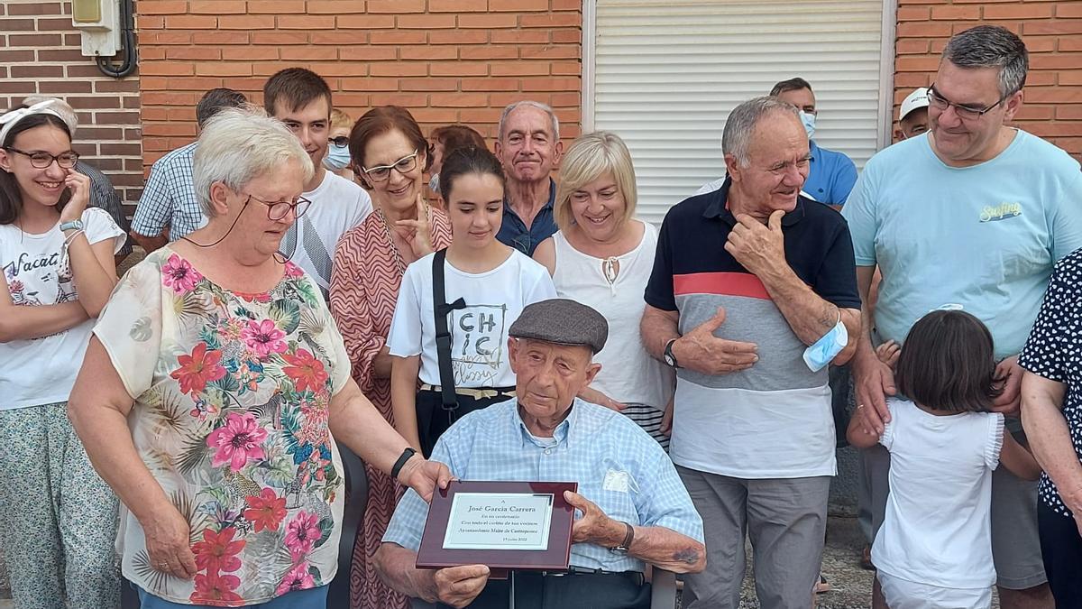 El Ayuntamiento le ha hecho entrega de una placa conmemorativa en nombre de todos los vecinos.