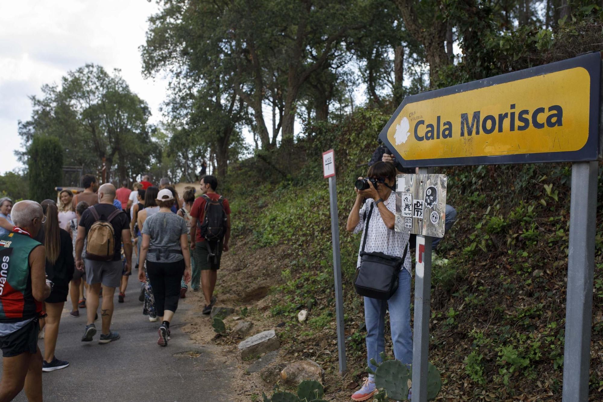 Els activistes han demanat la reobertura del camí de ronda al seu pas per Can Juncadella