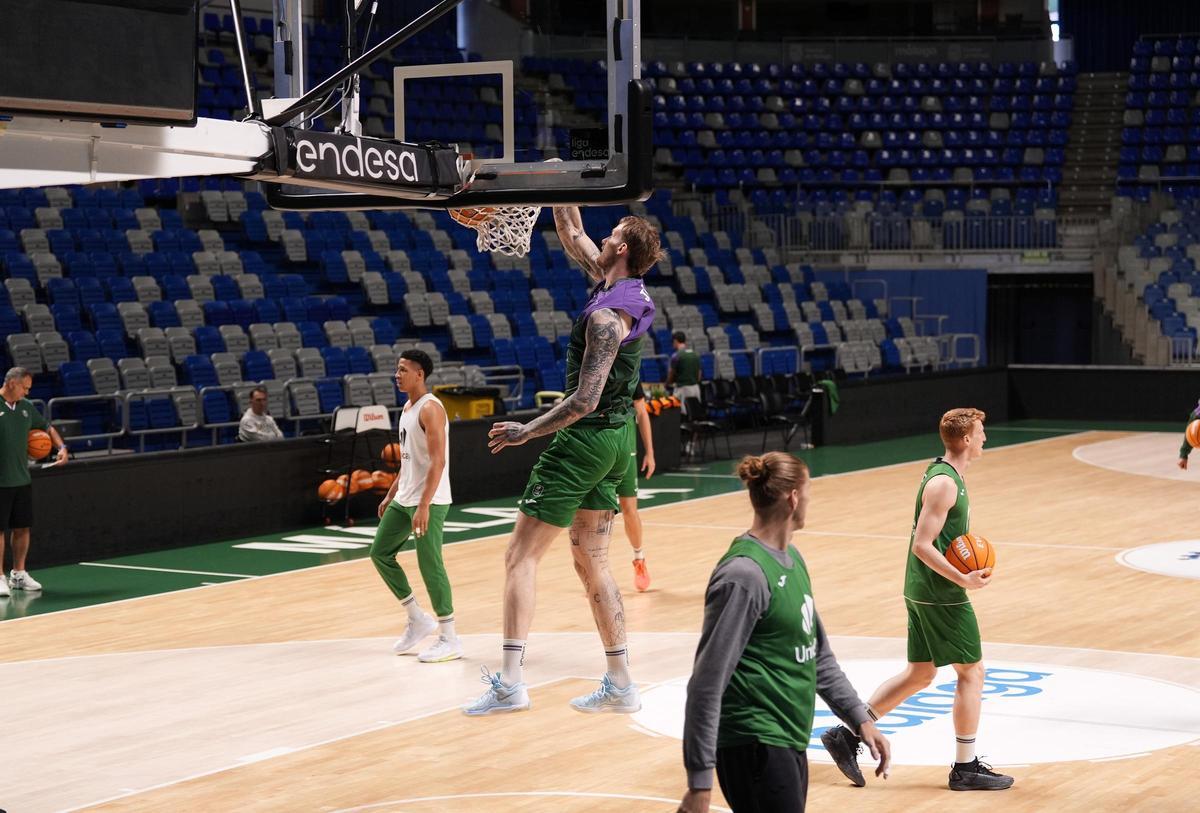 El Unicaja se entrenó ayer en el Carpena antes de viajar a Atenas.