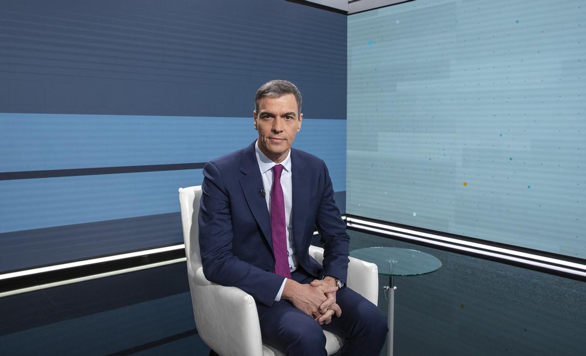 El presidente del Gobierno, Pedro Sánchez, a su llegada hoy lunes a una entrevista en Televisión Española