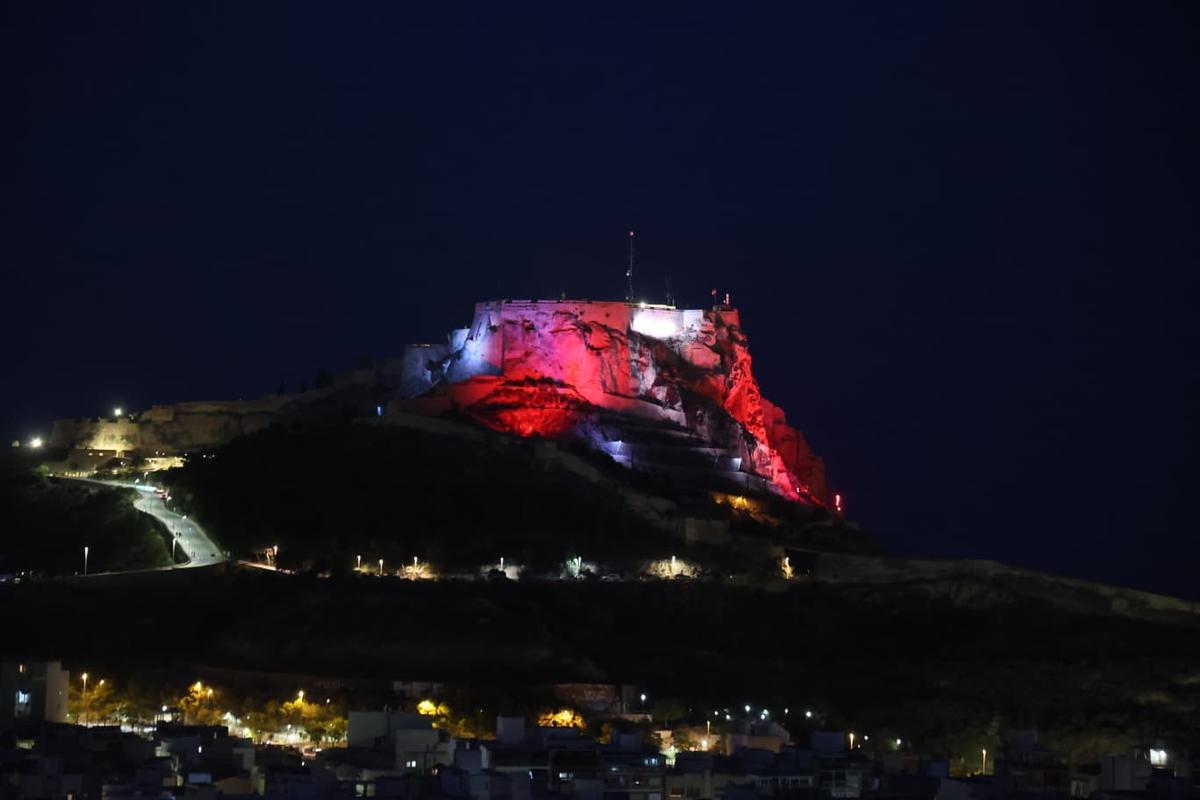 El castillo de Santa Bárbara se ilumina con la bandera de España antes de la final del Mundial 2026
