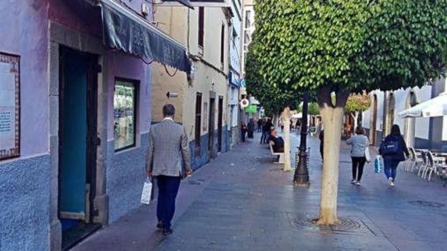 A la izquierda, la fachada de la joyería en la que se perpetró un robo, ayer, en la avenida de la Constitución en San Gregorio.