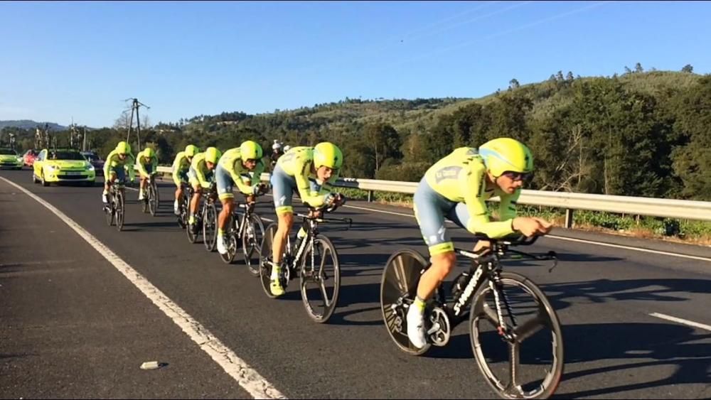 Triunfo del Sky en la cronometrada por equipos entre el Balneario de Laias y el Parque Náutico de Castrelo de Miño. Millares de personas animaron a los ciclistas en la zona de meta.