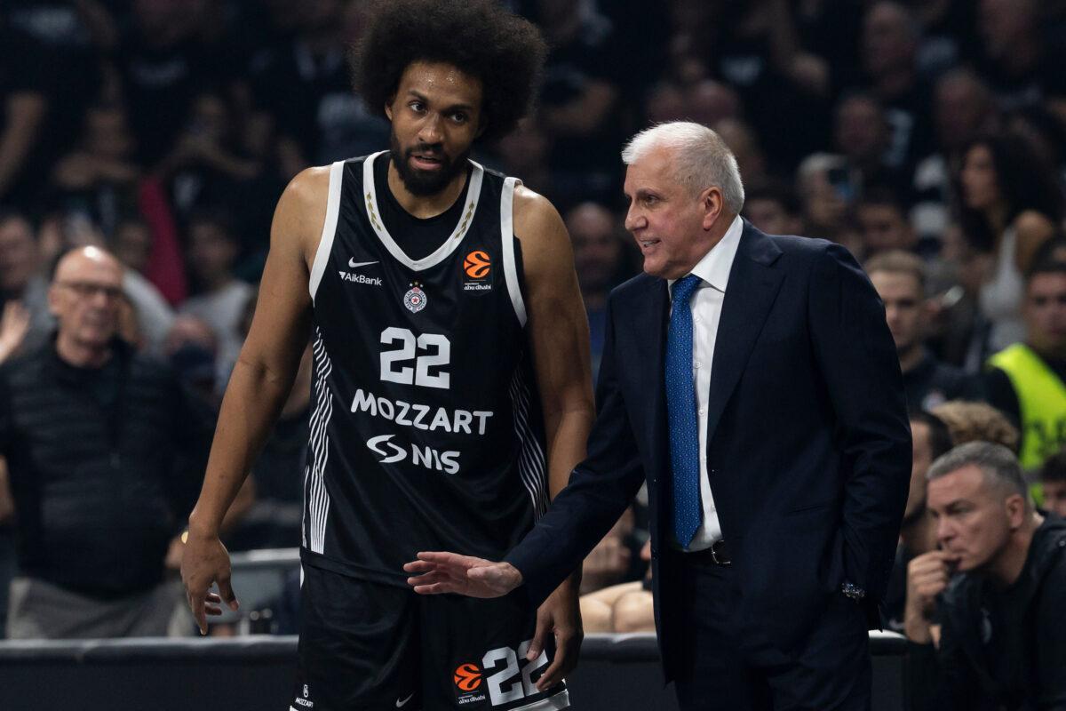 Jabari Parker junto a Obradovic en un partido de Euroliga