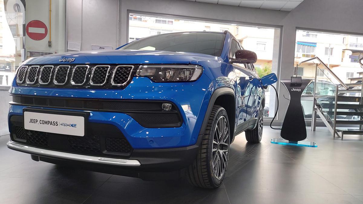 El Jeep Compass, híbrido enchufable, listo en el concesionario Fimálaga para un test drive.