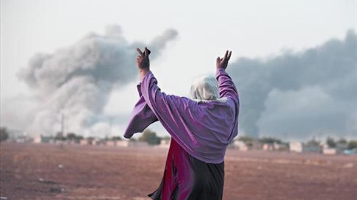Una mujer kurda celebra un ataque aéreo de la coalición contra el EI en Kobani.