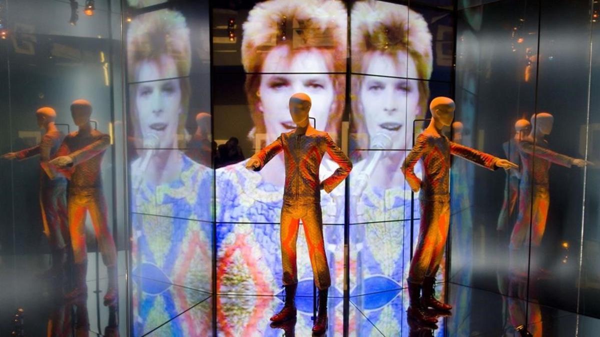 zentauroepp21897215 the  starman  costume from david bowie s appearance on  top 170524102904