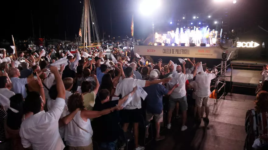 'El meu avi' es canta a l'uníson a les havaneres de Calella de Palafrugell després d'una sonora xiulada i mocadorada