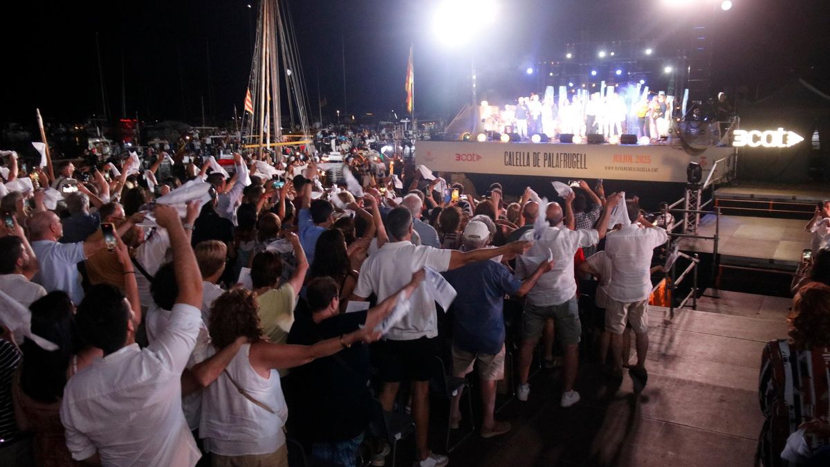 El públic de les havaneres de Calella de Palafrugell fent onejar els mocadors durant el cant d''El meu avi'.