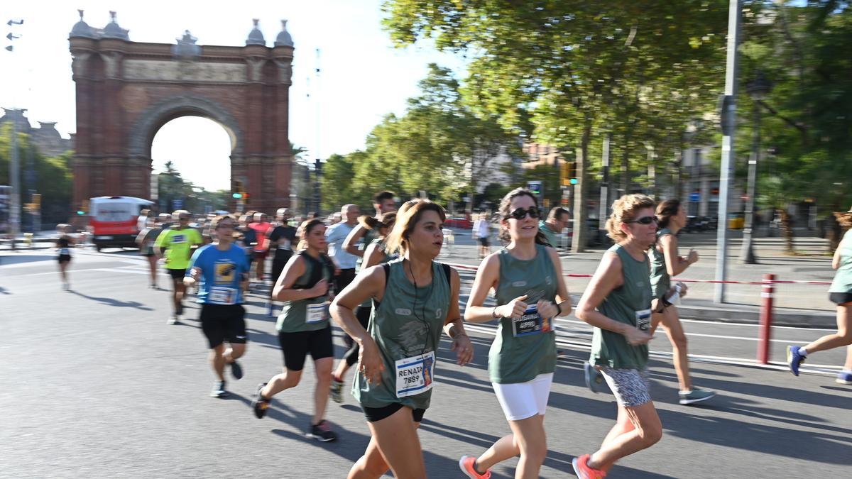 Los corredores tras cruzar el Arco del Triunfo. 