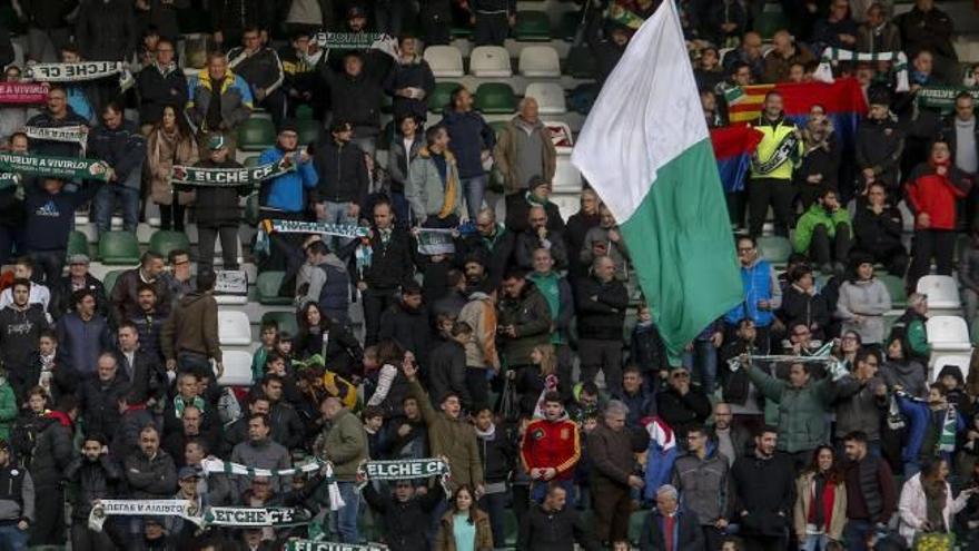 Aficionados franjiverdes en la gradas del estadio Martínez Valero, durante el último encuentro.