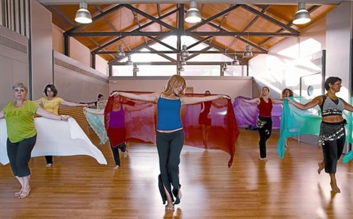 Un taller de dansa del ventre que repeteix el casal de barri durant el mes de juliol en vista de l’èxit de l’anterior.