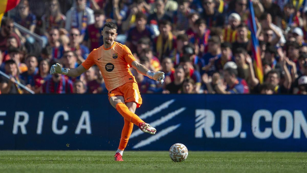 Joan García desplaza el balón durante el partido de liga entre el FC Barcelona y el Rayo Vallecano en el Camp Nou