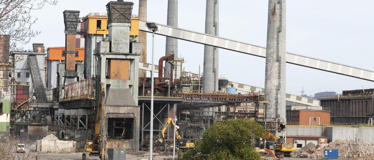 Las baterías de coque de Avilés, en proceso de desmantelamiento.