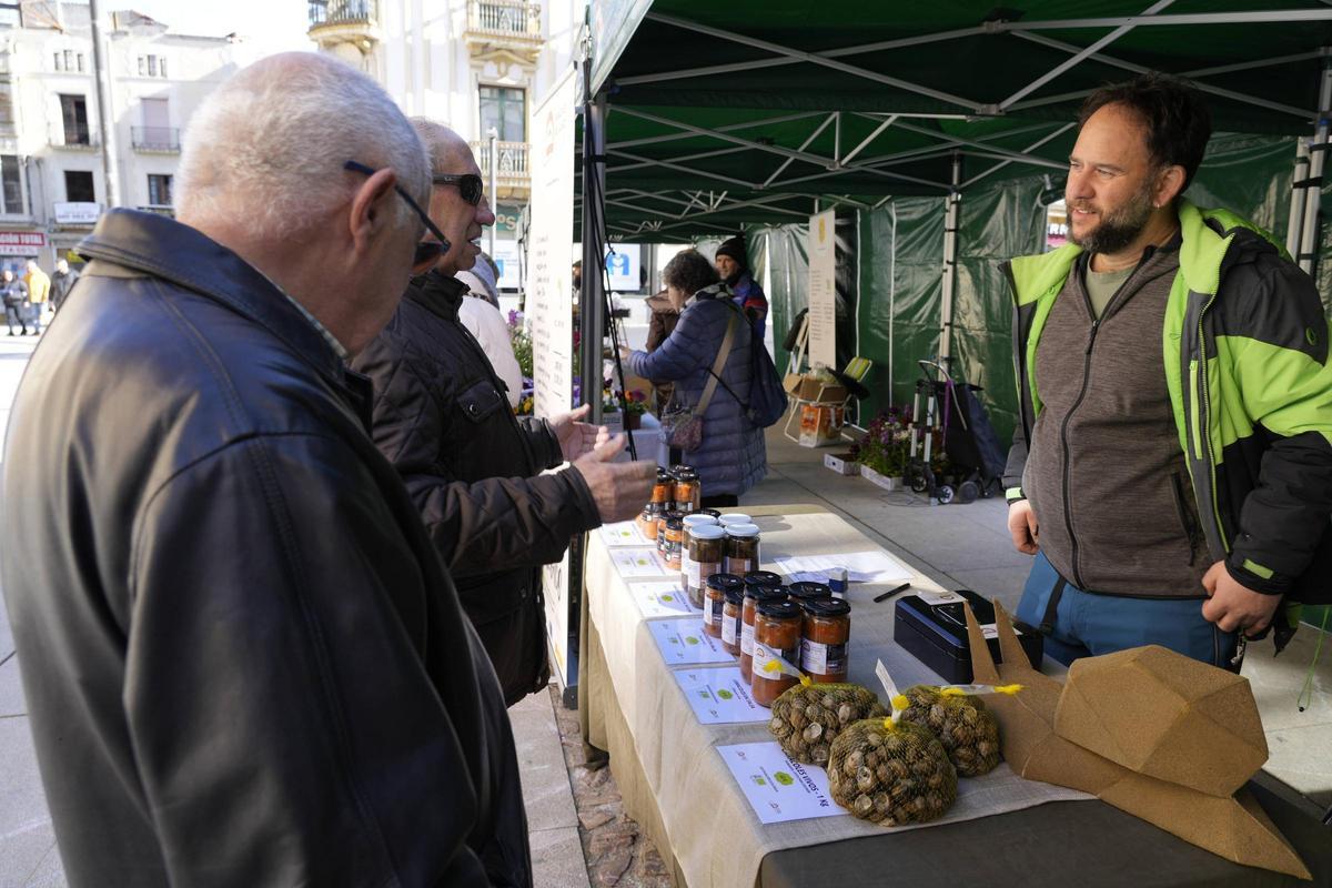 Alejandro Fontanillo atiende a unos clientes en el mercado ecológico.
