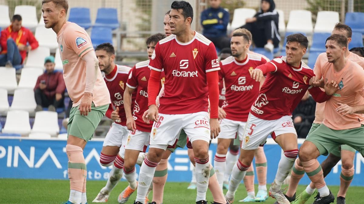 Un momento del encuentro disputado en Pinatar Arena entre Real Murcia y Werder Bremen.