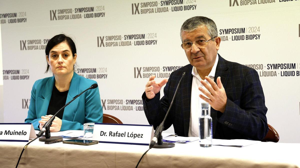Laura Muinelo y Rafael López, durante la rueda de prensa de presentación del IX Simposio de Biopsia Líquida en Santiago