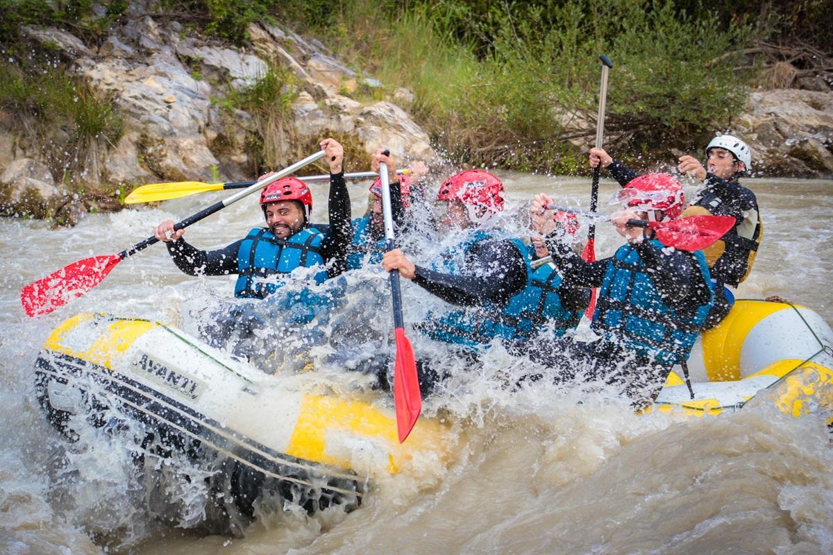 Un grupo de deportistas en plena bajada por las aguas bravas del río Genil, en la localidad cordobesa de Benamejí.
