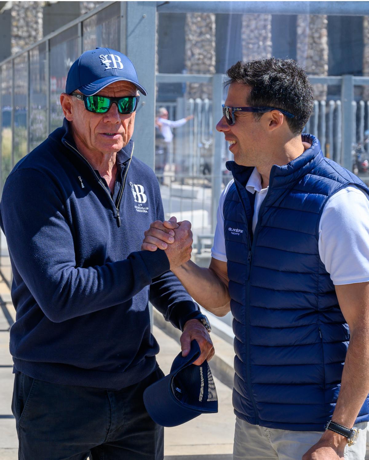 Uno de los fundadores de De Antonio Yachts, Marc de Antonio, junto al director ejecutivo de America's Cup Event (ACE), Grant Dalton.