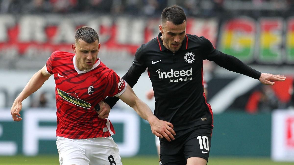 Eggestein y Kostic disputan un balón en el Eintracht - Friburgo