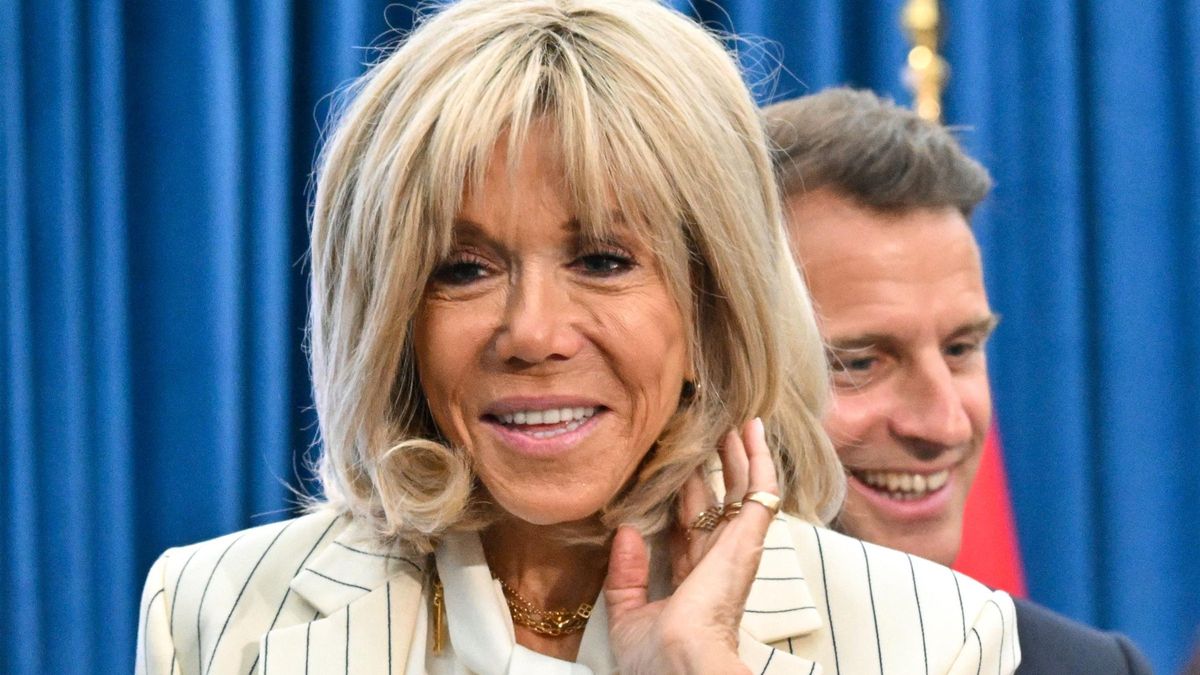Brigitte Macron y su marido, el presidente de Francia Emmanuel Macron, visitan la Universidad de Ciencia y Tecnología de Hanoi el 27 de mayo de 2025.