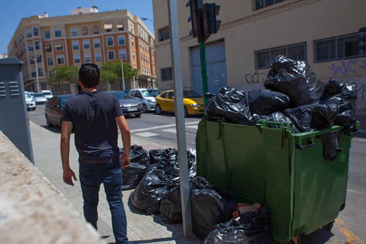 Quejas en El Toscar por la falta de limpieza y de recogida de residuos