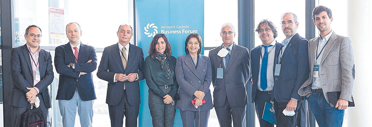 Representantes del sector empresarial junto a la directora general de Industria y la directora general del aeropuerto de Castellón.