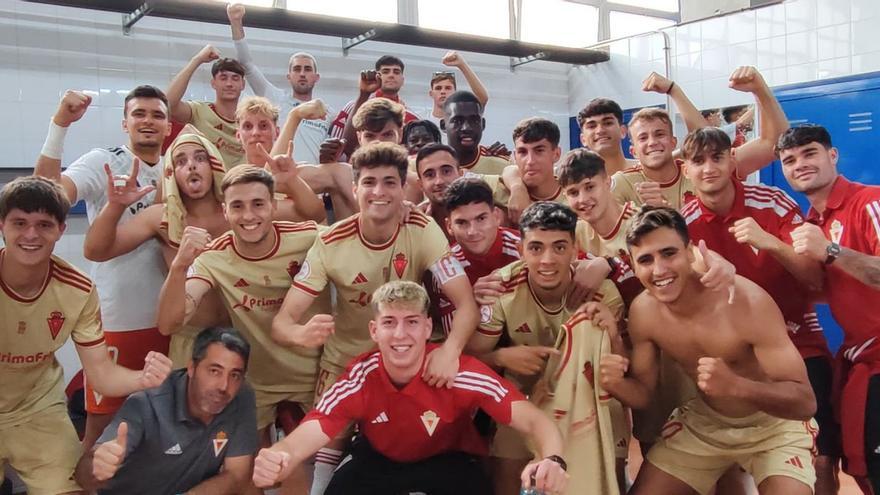 Los jugadores del Real Murcia Imperial celebrando el triunfo de ayer.  | CANTERA GRANA