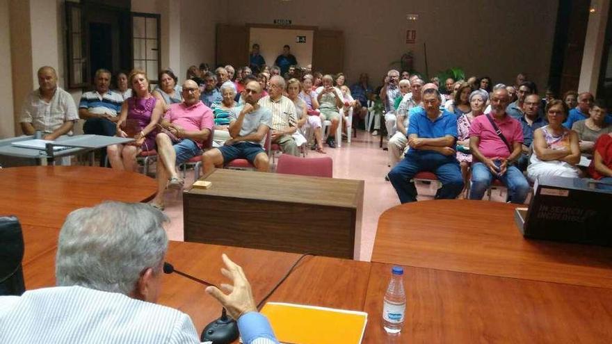 Público asistente a la conferencia de Miguel Ángel Mateos en Corrales del Vino.