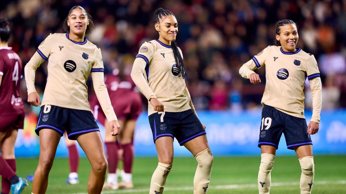 Vicky López baila con Salma y Sydney para celebrar su gol en Las Gaunas