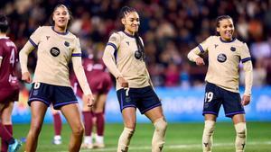 Vicky López baila con Salma y Sydney para celebrar su gol en Las Gaunas