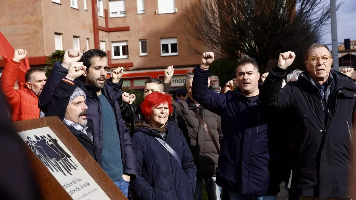 Una ofrenda floral en Nuevo Gijón en recuerdo de los Abogados de Atocha