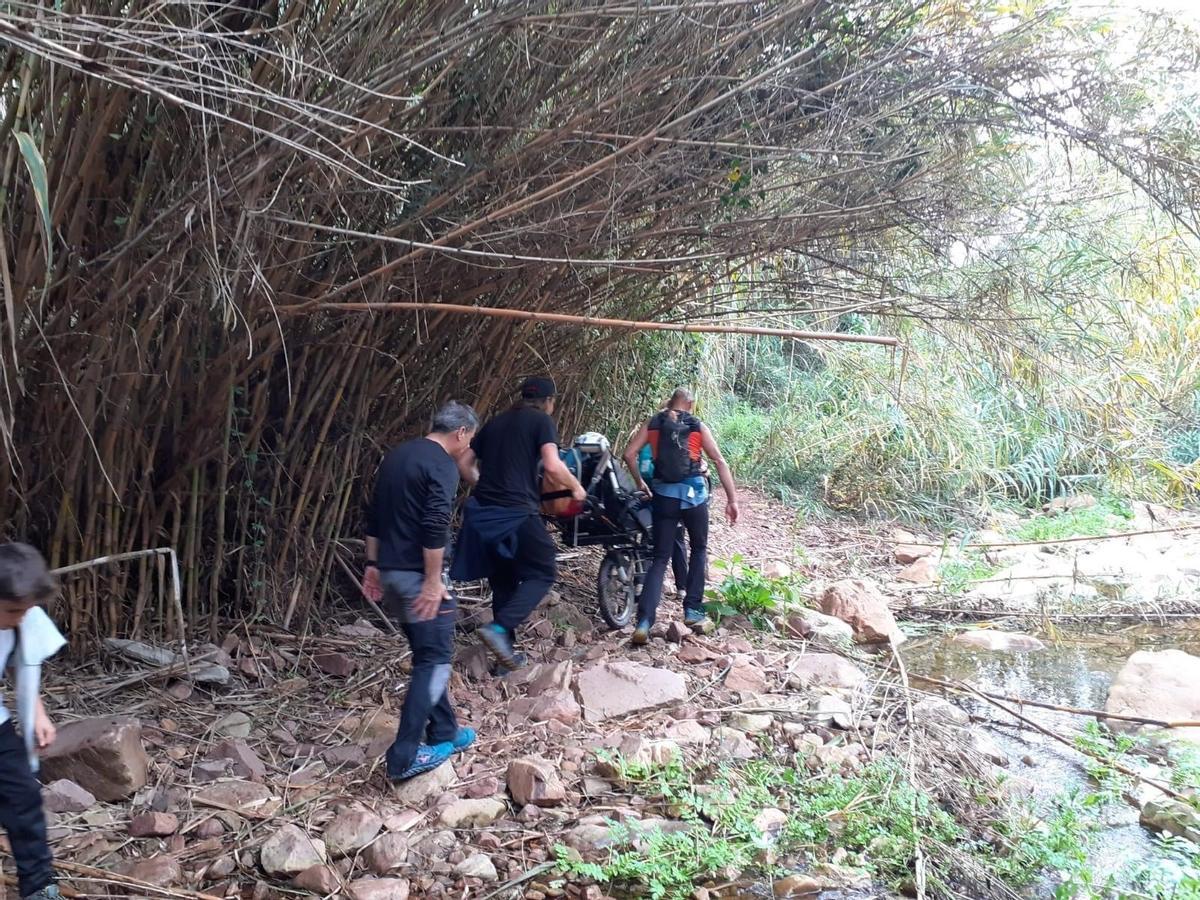 Estos voluntarios consiguen que la montaña esté libres de barreras y obstáculos.