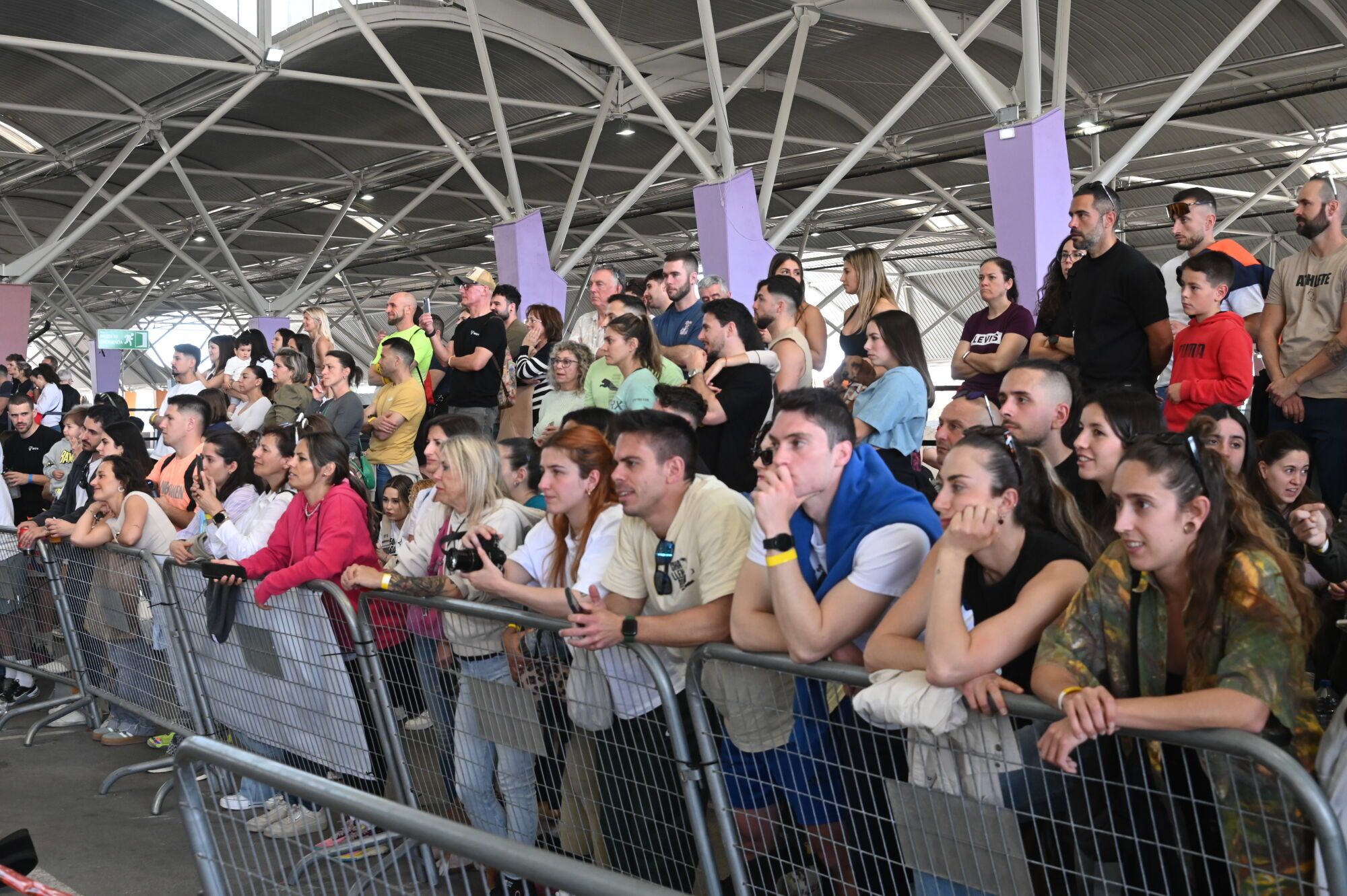 Revive los mejores momentos del evento y comprueba si las cámaras te captaron en plena acción.
Cada levantamiento, cada salto y cada esfuerzo ha quedado recogido en una galería de imágenes que muestran cómo se vivió The Battle Games CrossFit Castellón. Puedes recorrer las fotos y ver si apareces en plena competición, apoyando a tus compañeros o simplemente disfrutando del ambiente.