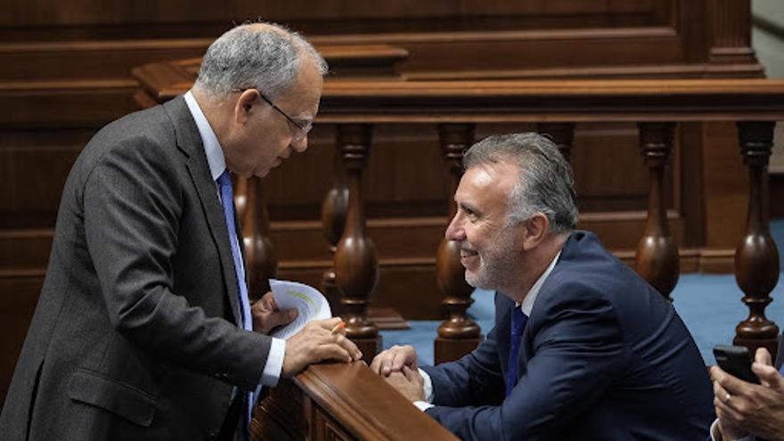 Casimiro Curbelo habla con Ángel Víctor Torres, en una sesión del Parlamento de Canarias.