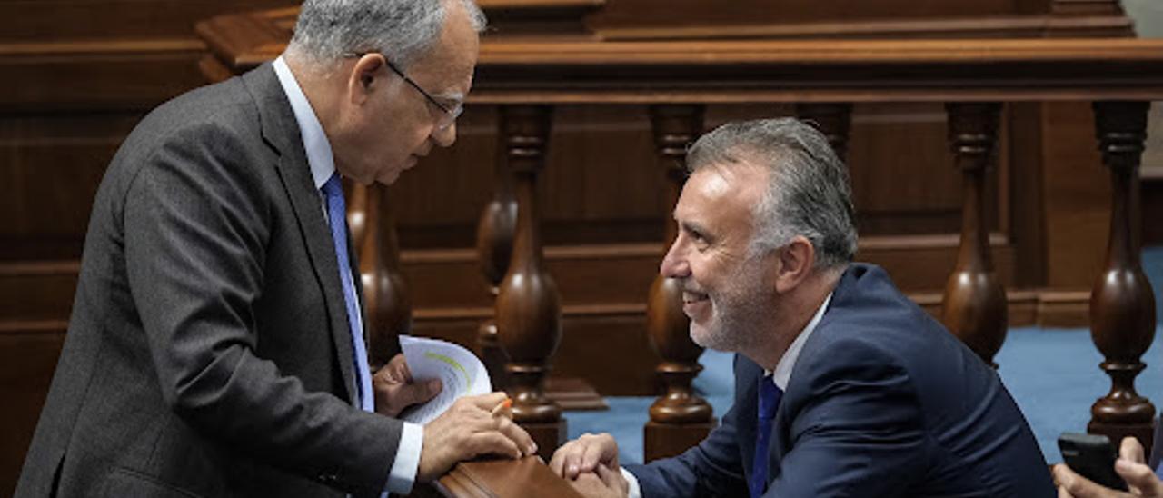 Casimiro Curbelo habla con Ángel Víctor Torres, en una sesión del Parlamento de Canarias.