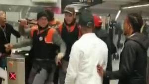 Un joven ha sido detenido esta madrugada por agredir a los vigilantes de seguridad del metro, que se han enfrentado a un grupo que ha intentado entrar sin pagar en la estación de metro El Maresme-Fòrum.