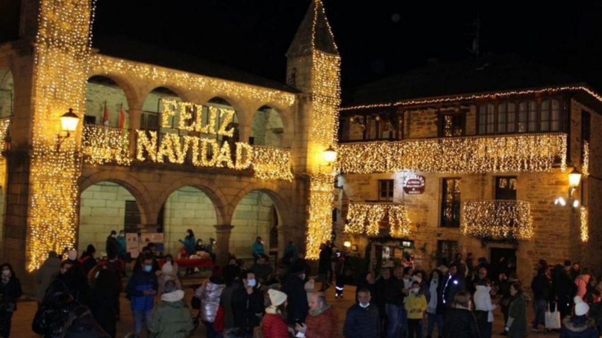 Diferentes estampas de la iluminación navideña en Puebla de Sanabria, que se ha convertido en todo un reclamo turístico para el municipio  | |  LOZ