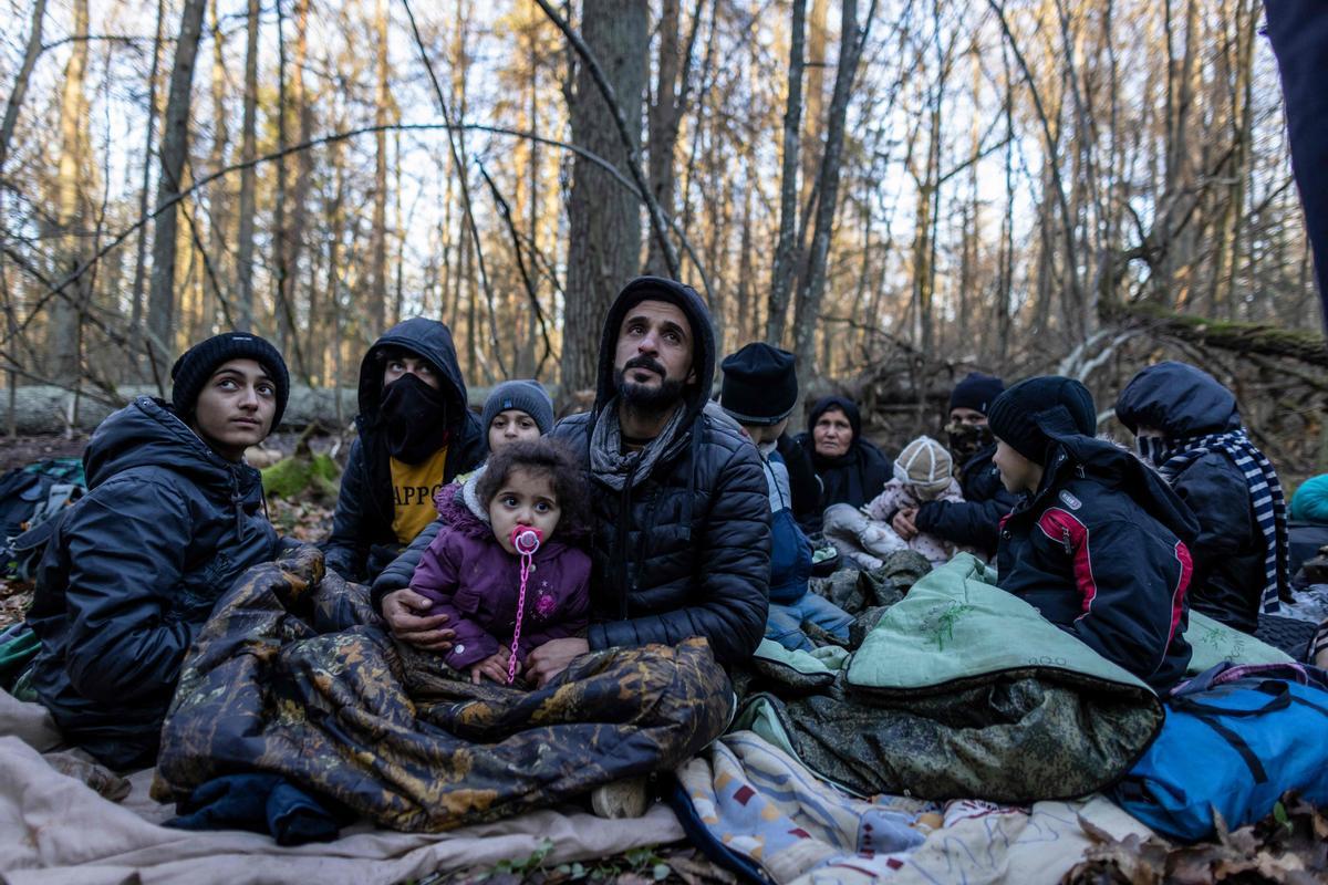  Una familia kurda procedente de la ciudad iraquí de Duhok espera cerca de Narewka (Polonia).