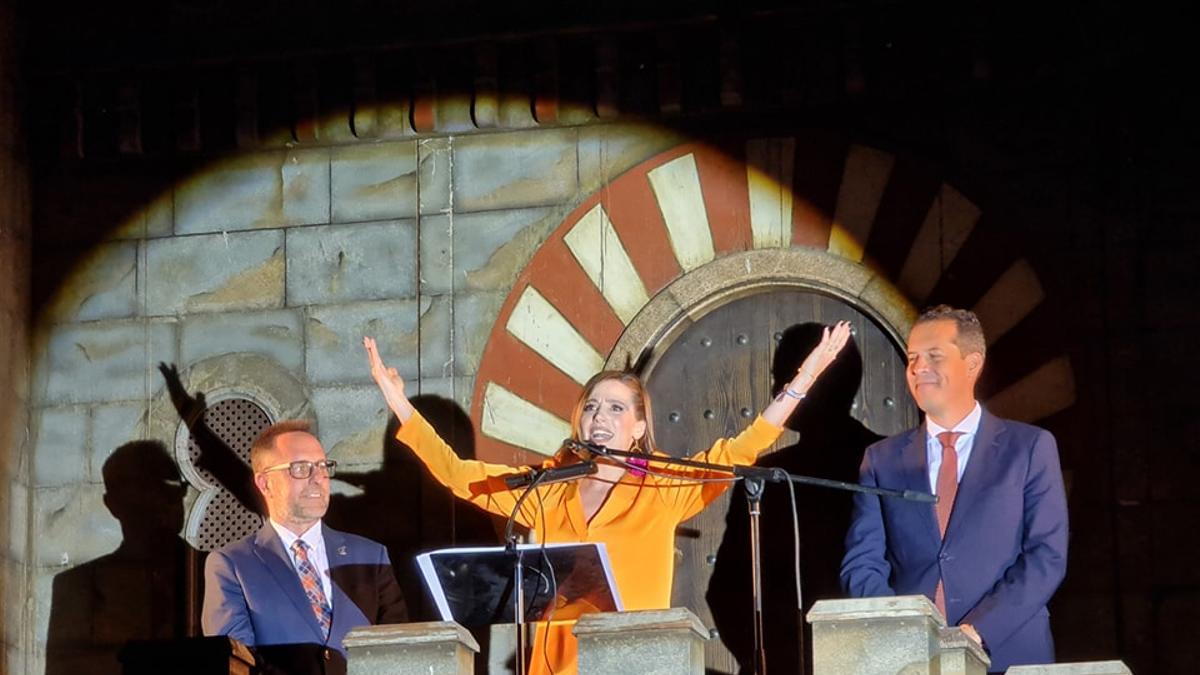 Victoria Arnáu pregonando las fiestas de Moros y Cristianos de Elda en el castillo de Embajadas.