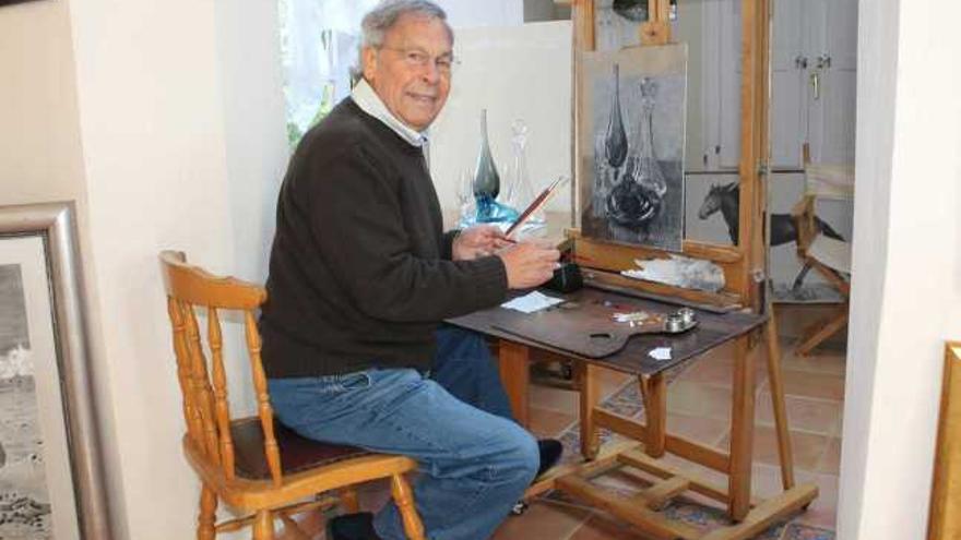 Félix Alonso pintando en su casa de Sevares, rodeado de sus obras.