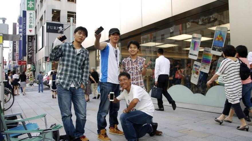 Apasionados del iPhone acampan ya en Tokio a la espera sus nuevos modelos