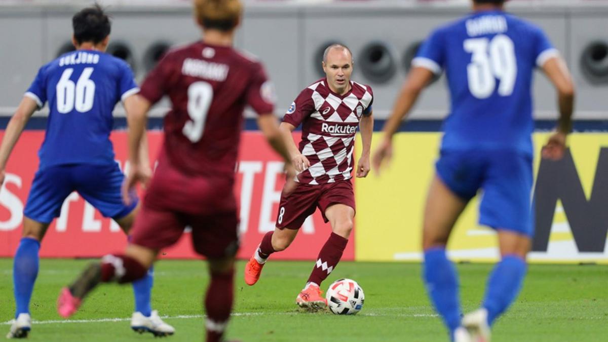 Andrés Iniesta (C-R), corre con el balón durante el partido de fútbol del grupo G de la Liga de Campeones de la AFC entre el japonés Vissel Kobe y el coreano Suwon Samsung Bluewings en el Estadio Internacional Khalifa en la capital qatarí de Doha.